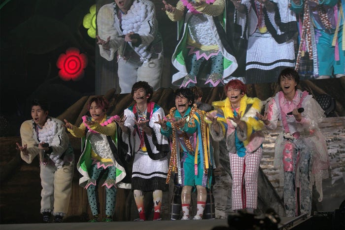 超特急/「BULLET TRAIN CHRISTMAS ONEMAN SHOW 2016 愛す。in Wonder Land 」より(写真提供:SDR)