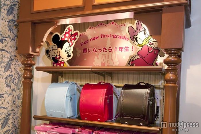 色はブラウン、サックス、ピンクの3色展開(C)Disney