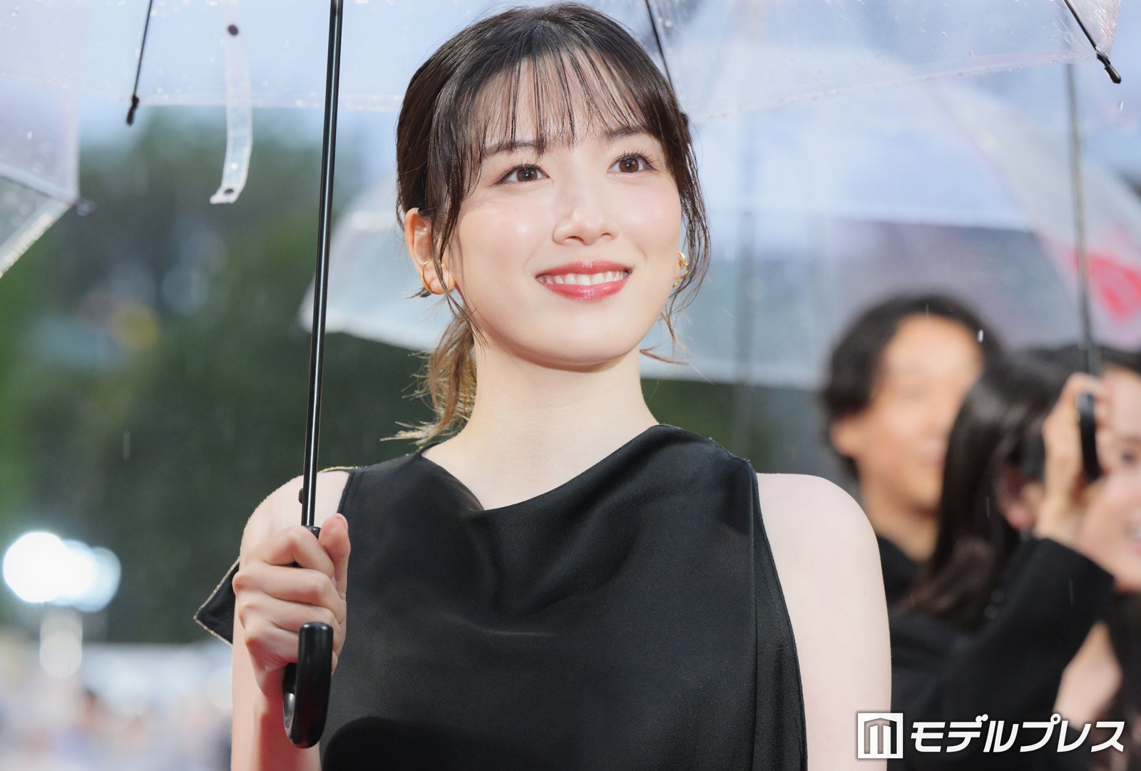 永野芽郁、1年半ぶり公の場 ほっそり二の腕際立つスリットドレスで圧巻オーラ 伊藤健太郎・平祐奈とレカペ闊歩【第39回東京国際映画祭】