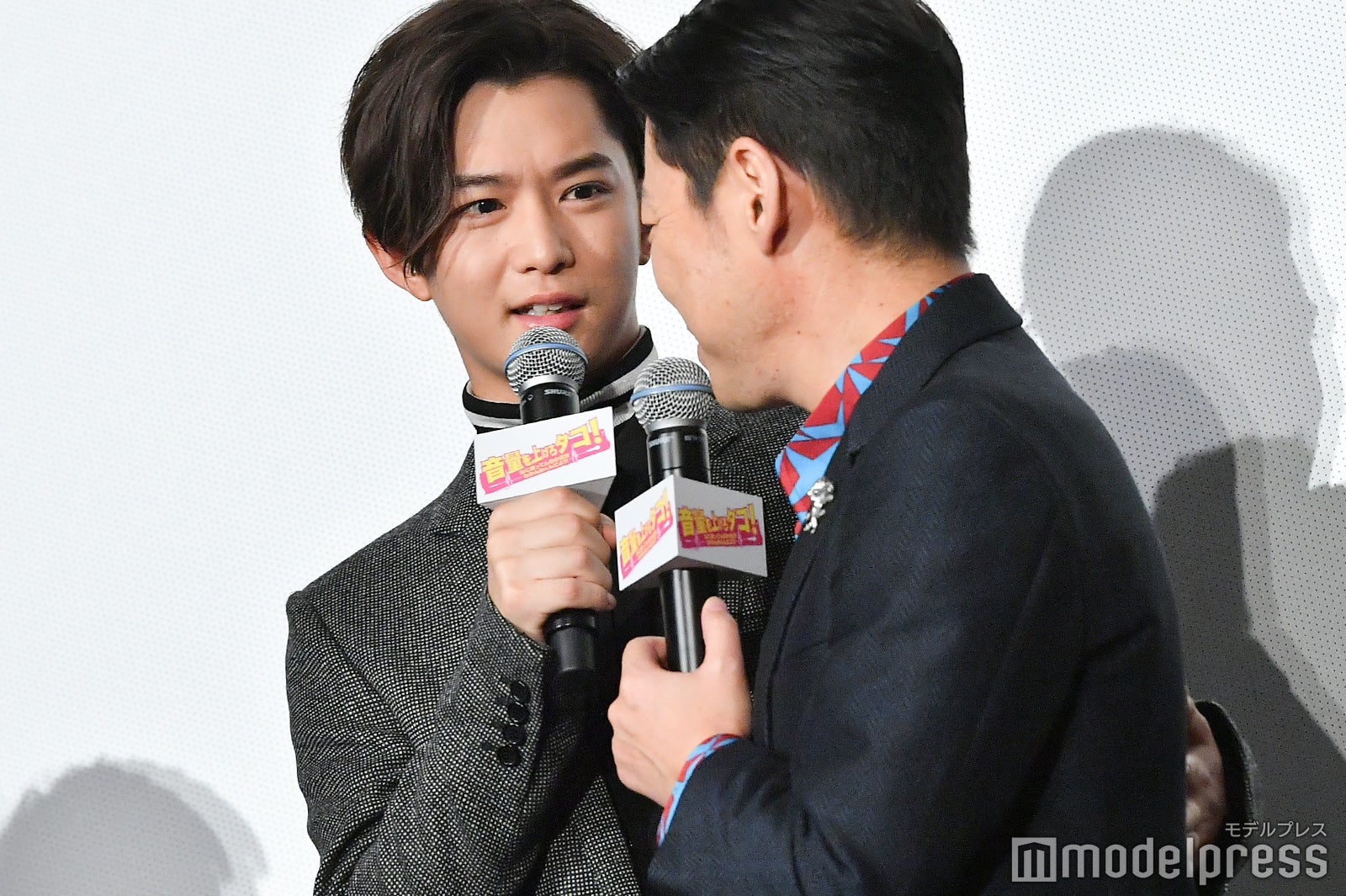 阿部サダヲとの距離が近い千葉雄大 （C）モデルプレス