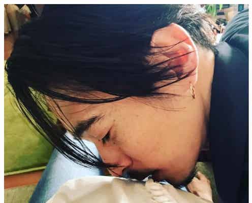 窪塚洋介、妻・PINKYのお腹に話しかける姿が「すっかりパパの顔」ファンも心待ちに