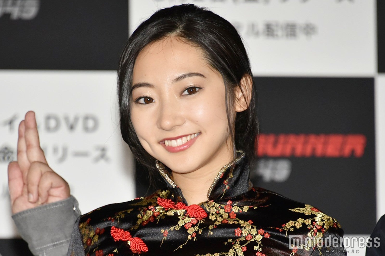 武田玲奈、SEXYミニスカチャイナドレスで登場 ハリウッド目指し宣言