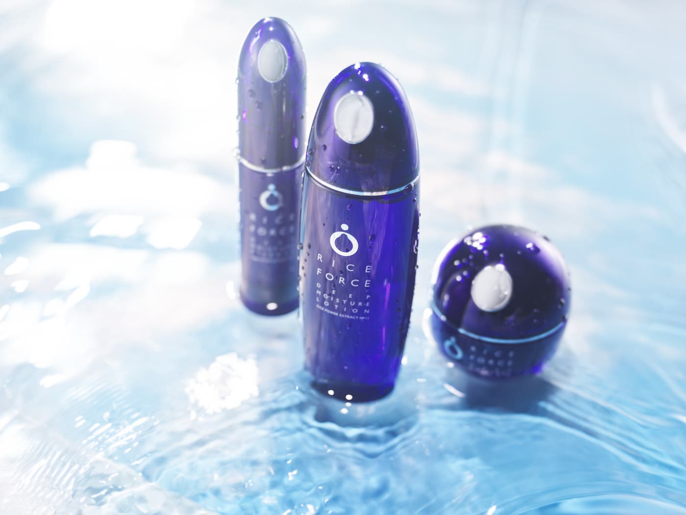 (左から)ディープモイスチュアエッセンス、ディープモイスチュアローション、ディープモイスチュアクリーム(提供画像)