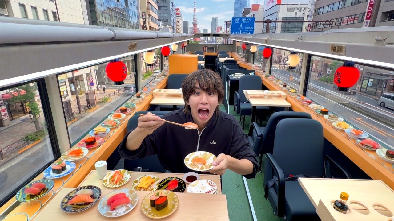 はじめしゃちょーがバスの2階で回転寿司食べ放題を楽しむ！？「バスの中に寿司が回っとる」