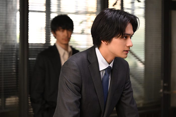 長谷川博己、北村匠海「アンチヒーロー」第6話より(C)TBS