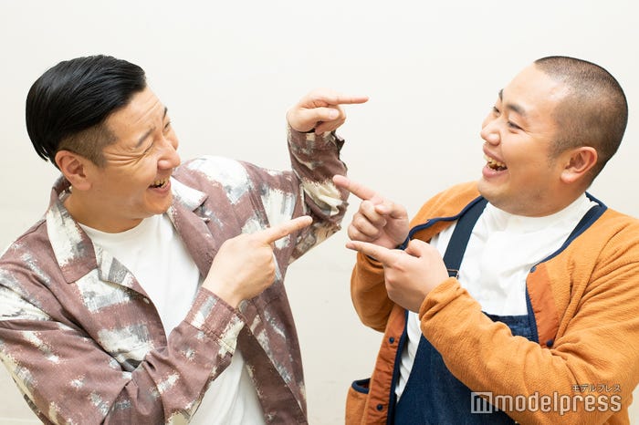 共通点を新たに発見?/長田庄平、岡部大(C)モデルプレス