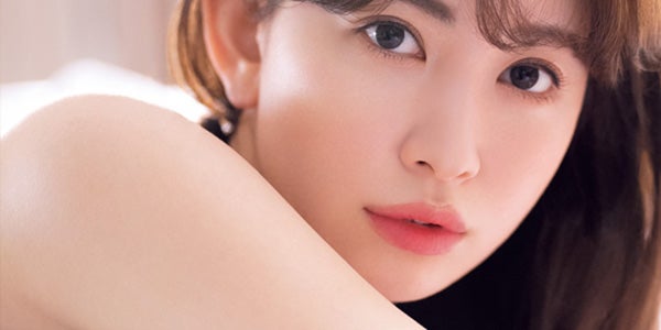 小嶋陽菜、美谷間チラリ グラビアカムバックで色気開放 - モデルプレス