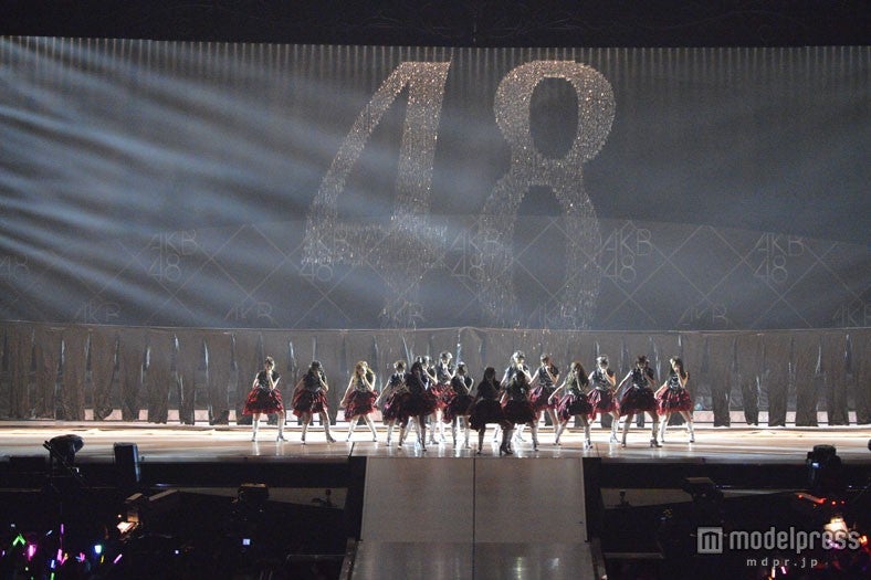 「RIVER」を歌唱するメンバーたち（C）AKS