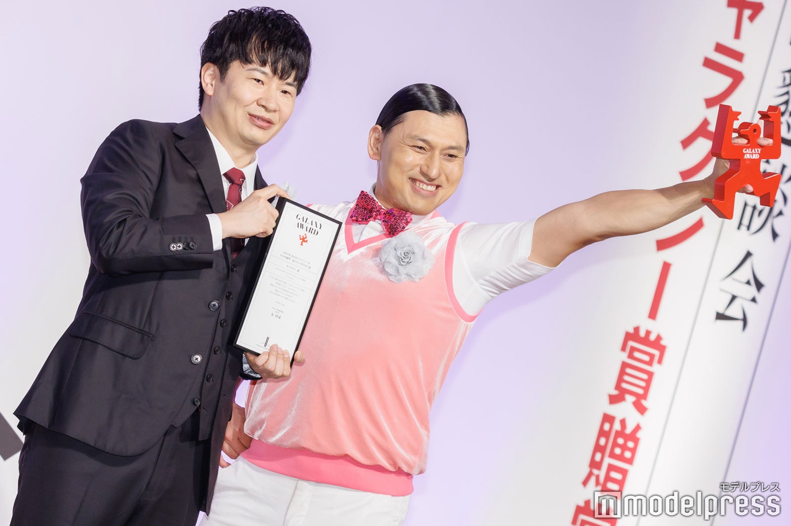 若林正恭、春日俊彰（C）モデルプレス