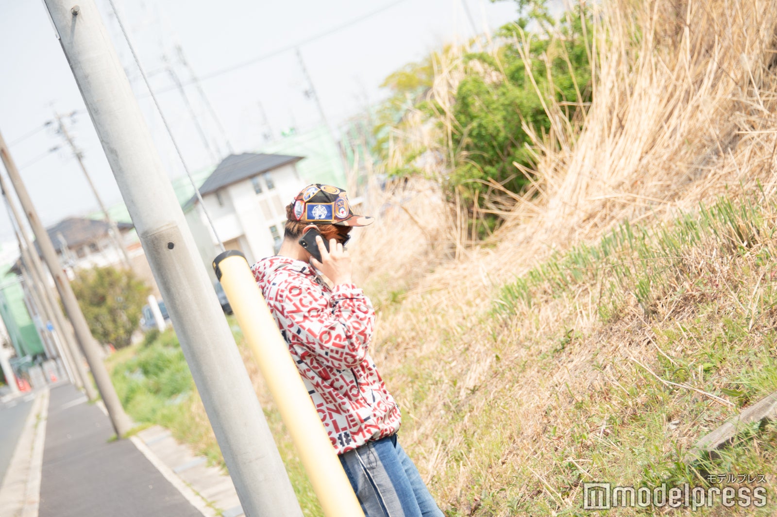 上司に電話するラファエル （C）モデルプレス