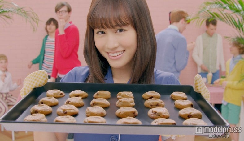 前田敦子、はにかみスマイルでウインク