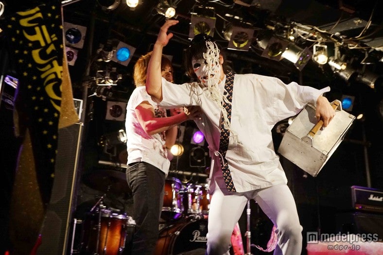 ゴールデンボンバー、ゲリラシークレットライブの様子