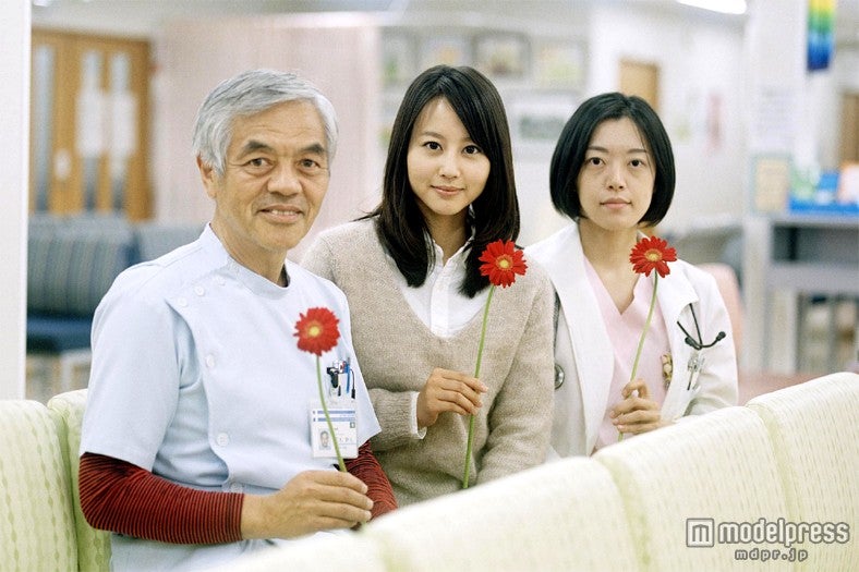 紅白の特別企画で被災地を訪れた堀北真希（中）