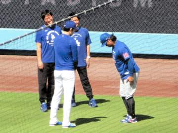 今永昇太が佐々木朗希に深々一礼！？試合前にあいさつ→今永の言葉に佐々木が手をたたき爆笑するシーンも