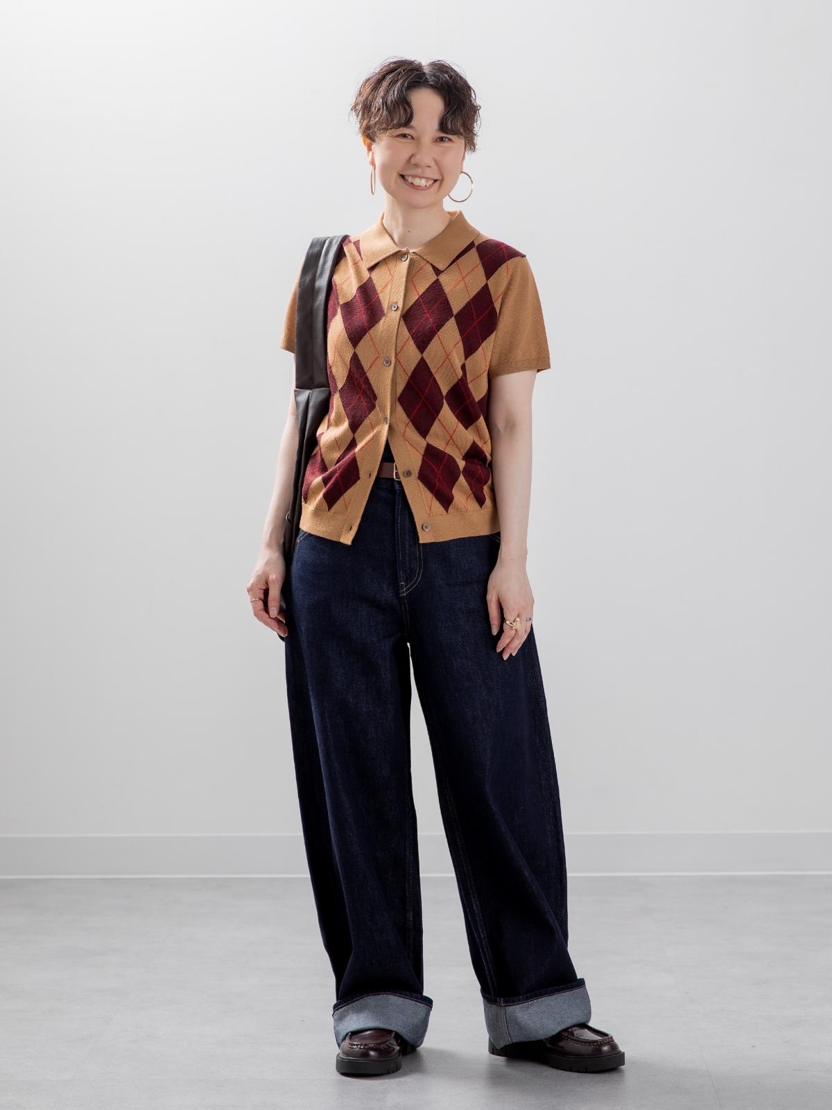 アーガイル柄の半袖ニットで秋っぽさをプラス　出典：StyleHint