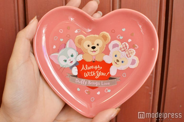 チョコレートクリームのパフケーキ、スーベニアプレート付き¥880/プレート(C)モデルプレス