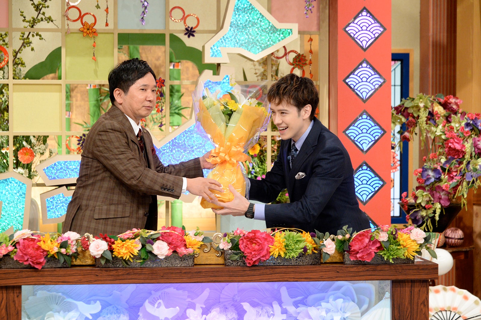 爆笑問題・田中裕二から花束を受け取るウエンツ瑛士（C）テレビ朝日