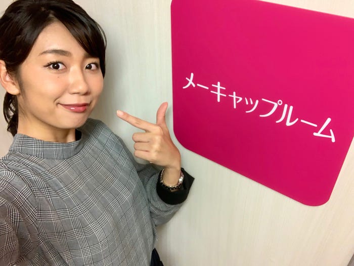 メイクを完成/新美有加アナウンサー(提供写真)