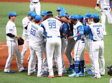 日本ハム 細野の快挙でベンチからマウンドに一番乗りした助っ人 巨体を揺らしバックハグ→最後まで拍手で祝福 試合では2発含む3安打