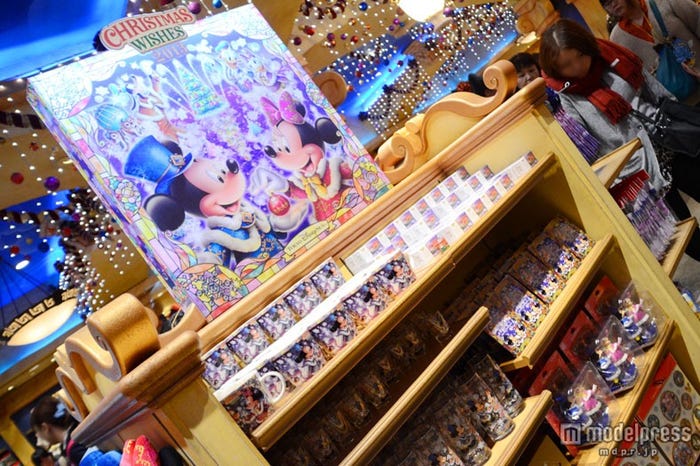 「カラー・オブ・クリスマス」に登場するステンドグラスをイメージしたデザインのグッズが並ぶ/TDS