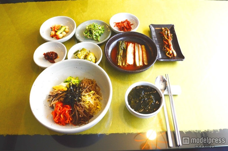 ビビンバに小皿がこれだけついて15,000ウォン（＝約1,500円）