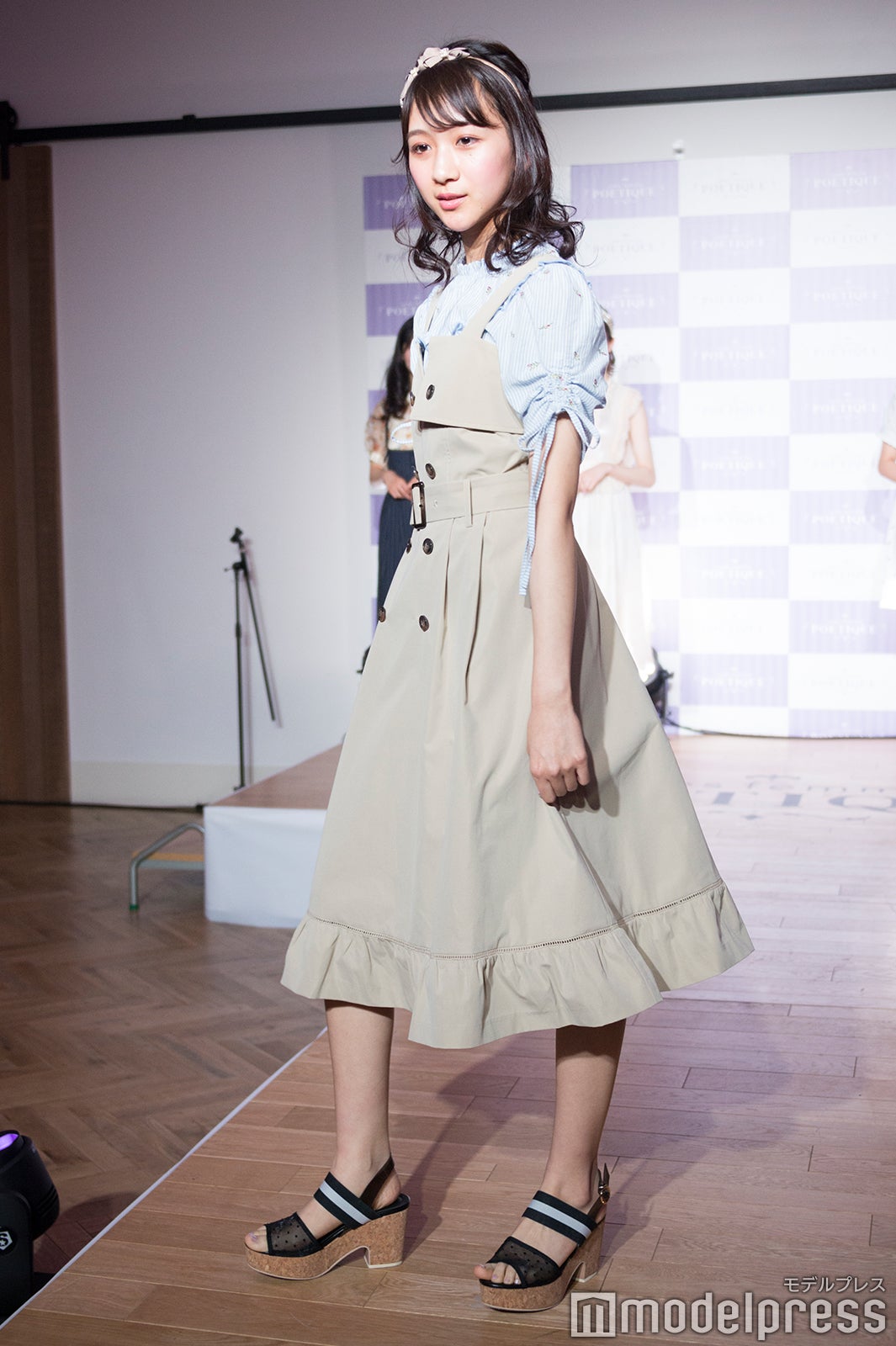 トレンド意識のトレンチ風のジャンパースカート（C）モデルプレス