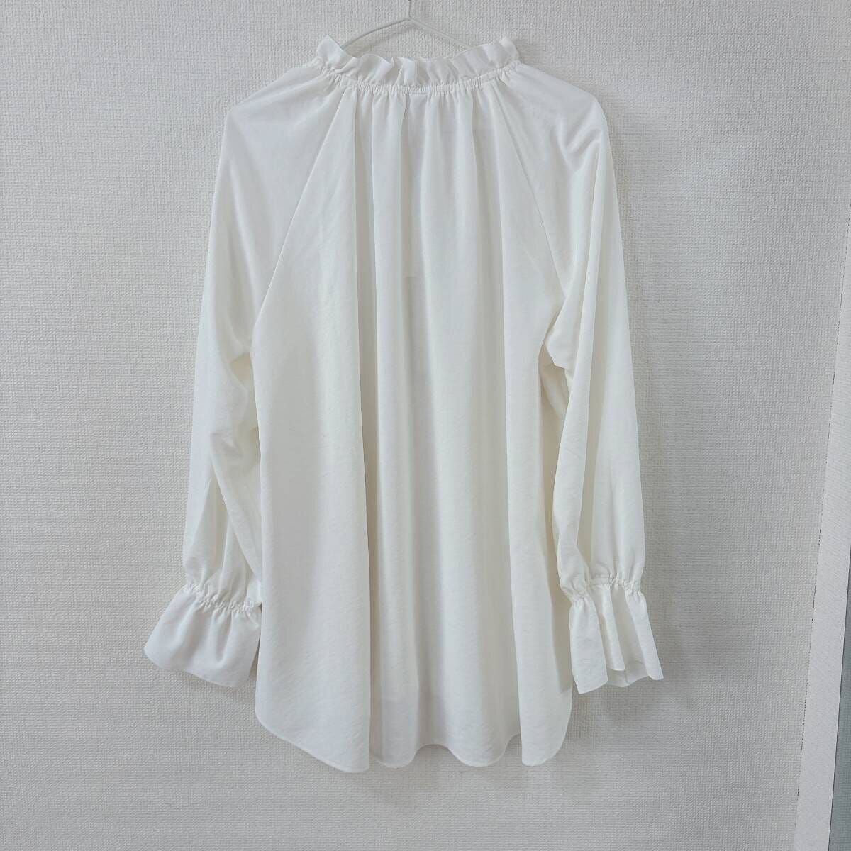 GUフリルネックチュニック　オフホワイトの背面
