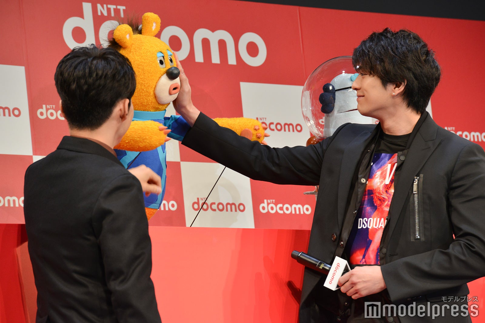 ドニマルを撫でる新田真剣佑（C）モデルプレス