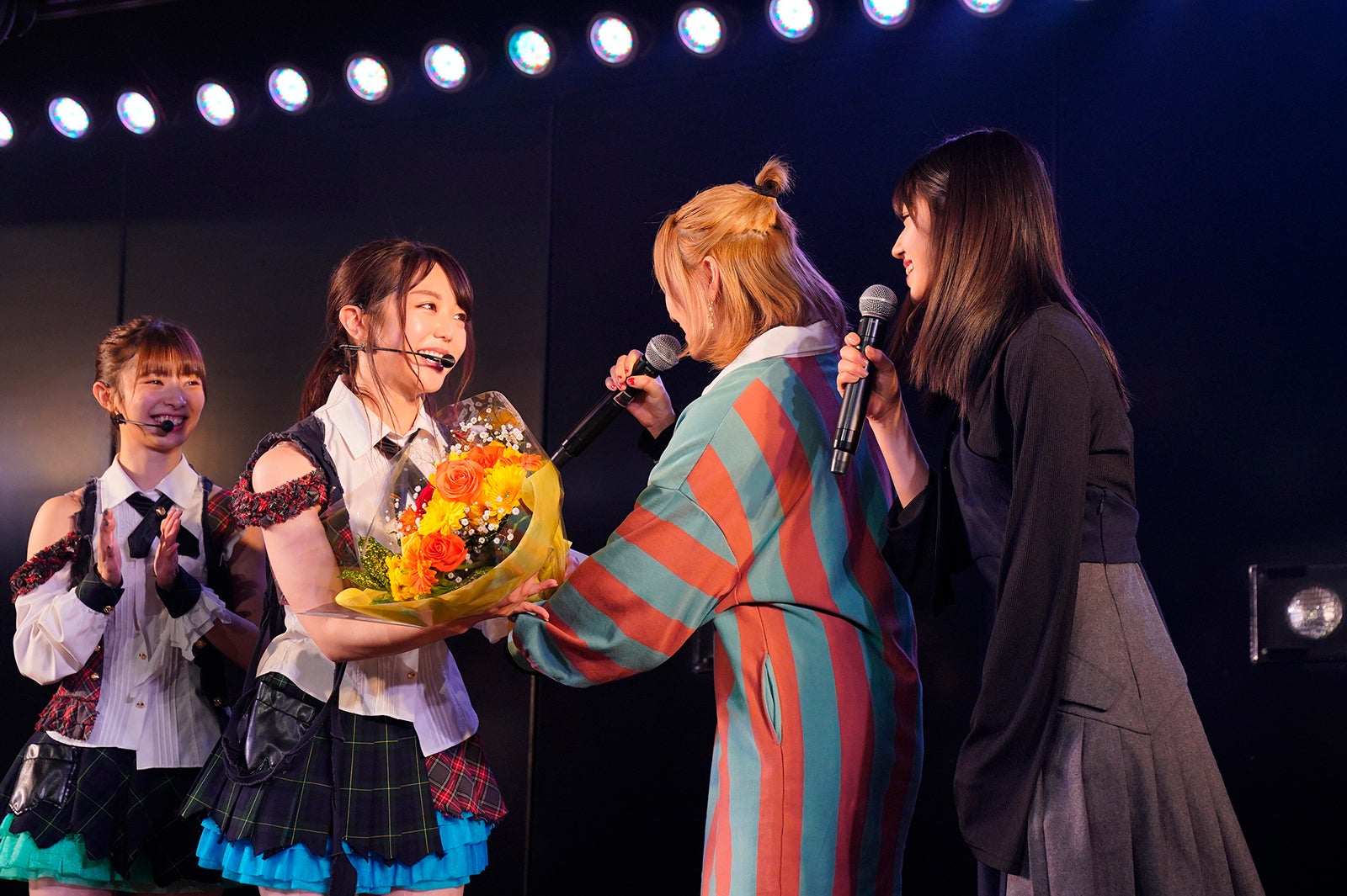 岡田奈々＆村山彩希から花束を受け取る峯岸みなみ （C）AKS