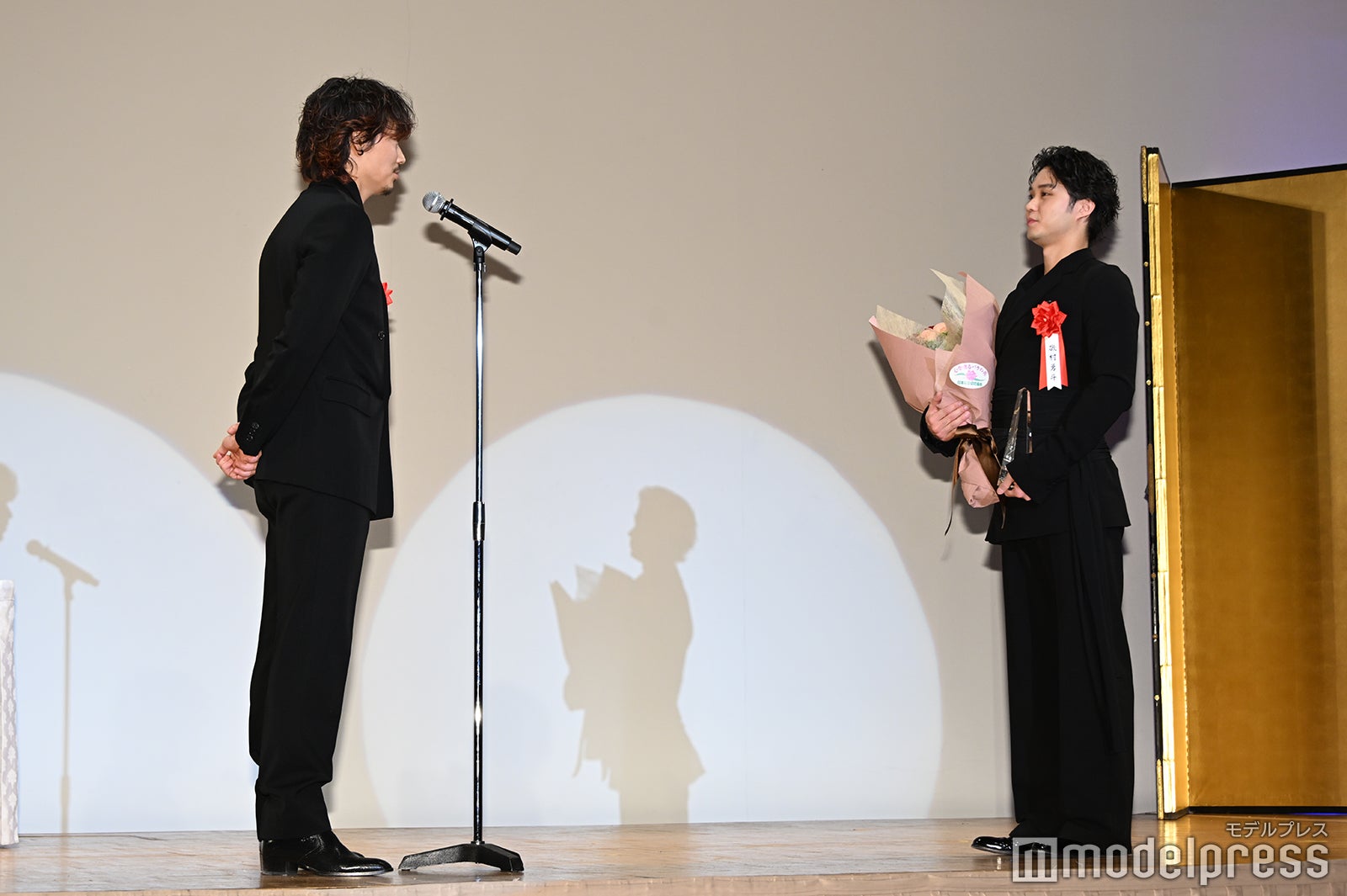 綾野剛、磯村勇斗（C）モデルプレス