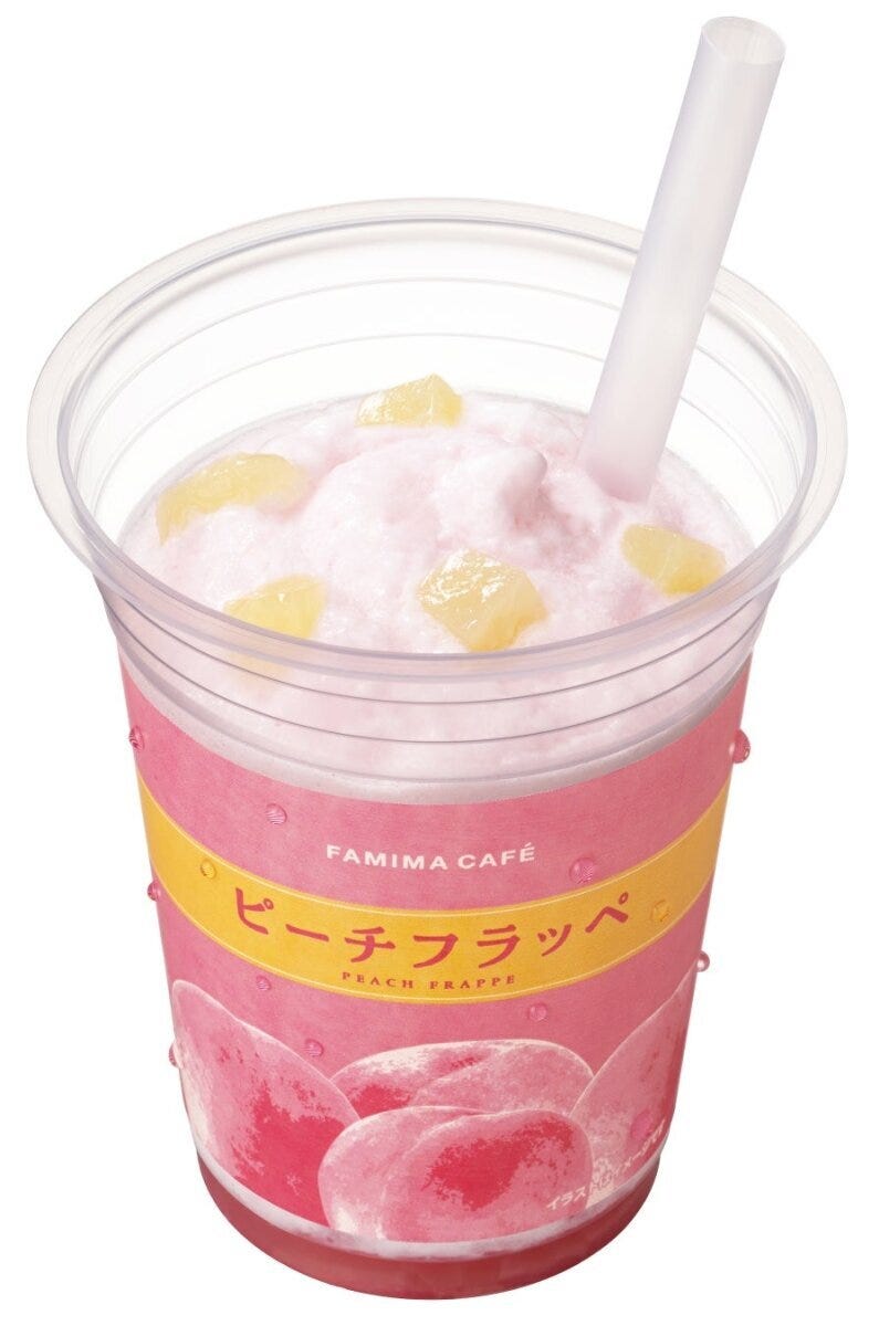 淡いピンク色のピーチフラッペに白いクリームと桃の果肉