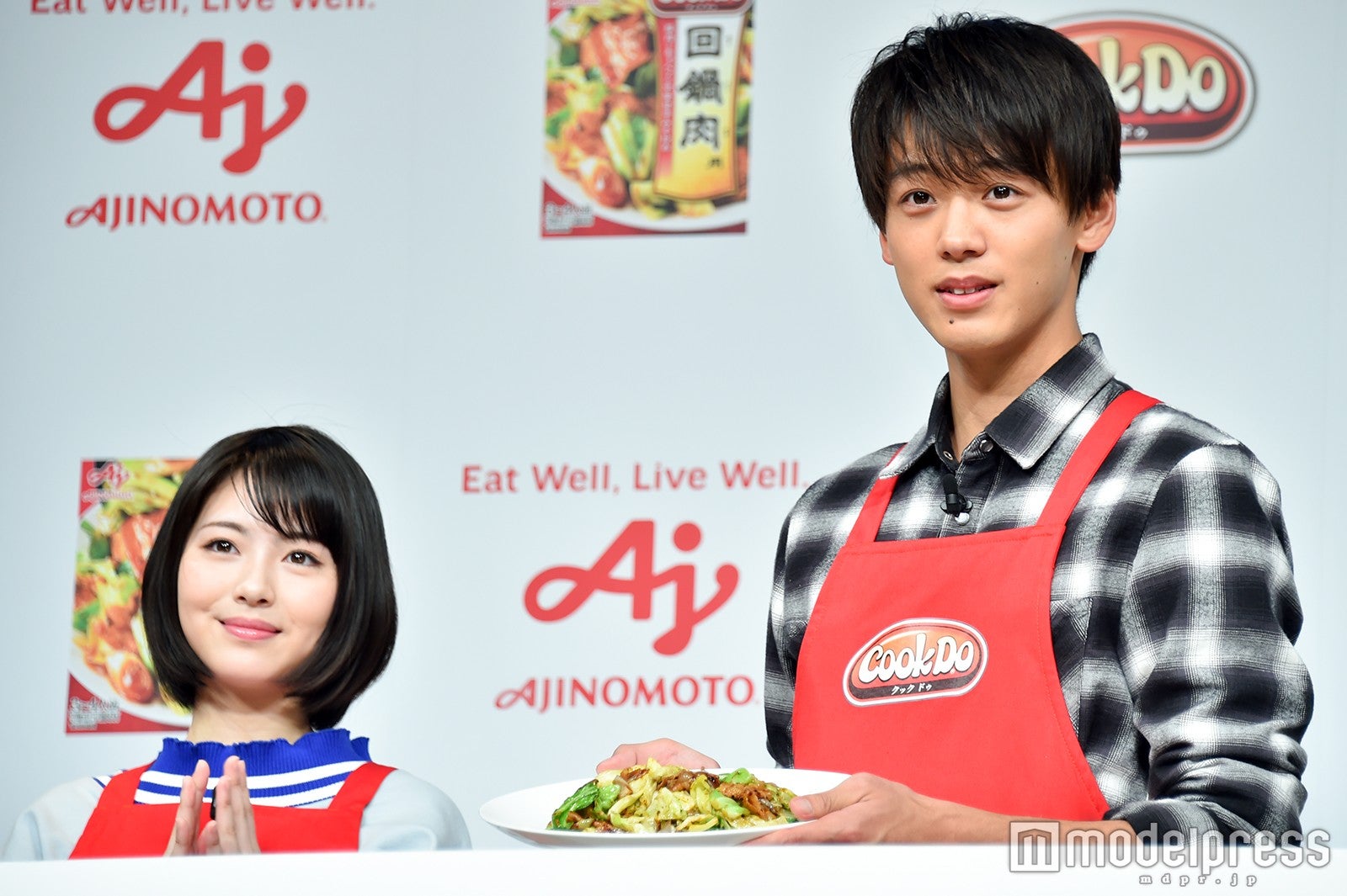 浜辺美波、竹内涼真 （C）モデルプレス