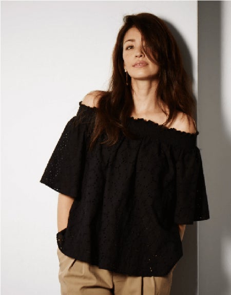 コットンレースオフショルダーブラウス￥23,000／ミミ＆ロジャー　パンツ￥7,900／アンデミュウ（アダストリア）　ピアス￥2,500／31 Sons de mode（ヒロタ）（C）TOPLOG