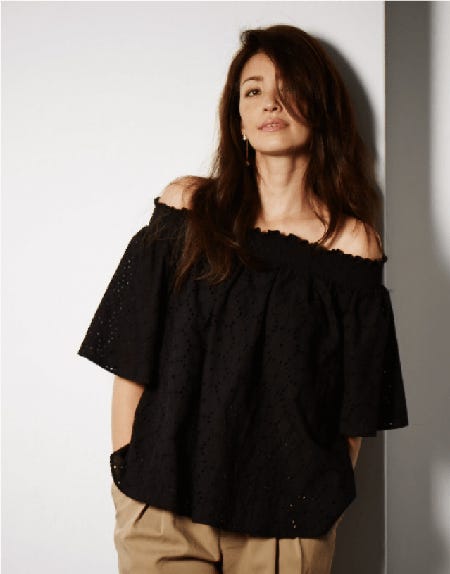 コットンレースオフショルダーブラウス¥23,000/ミミ&ロジャー パンツ¥7,900/アンデミュウ(アダストリア) ピアス¥2,500/31 Sons de mode(ヒロタ)(C)TOPLOG