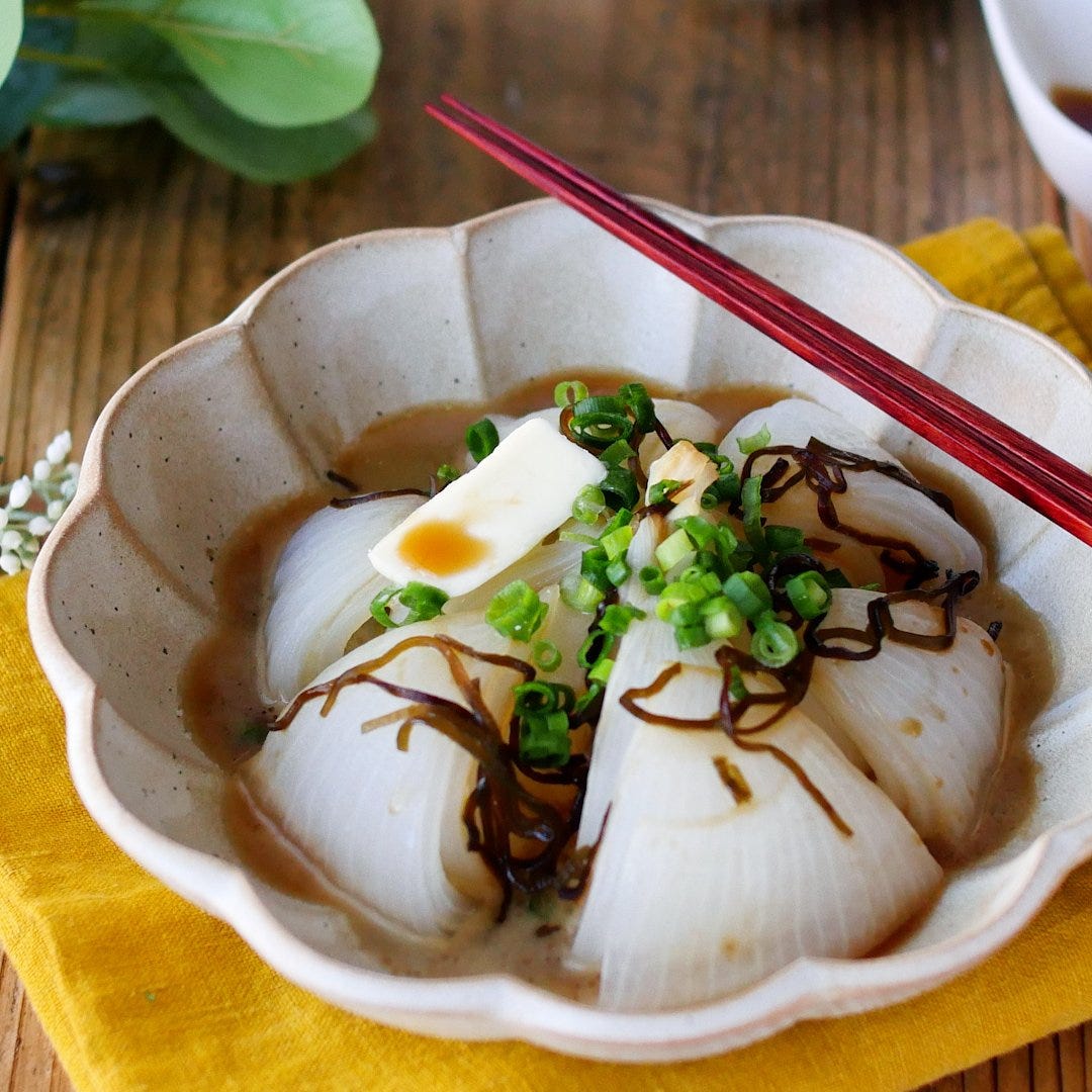 10分で簡単!新玉ねぎの塩こんぶバターレンジ蒸し