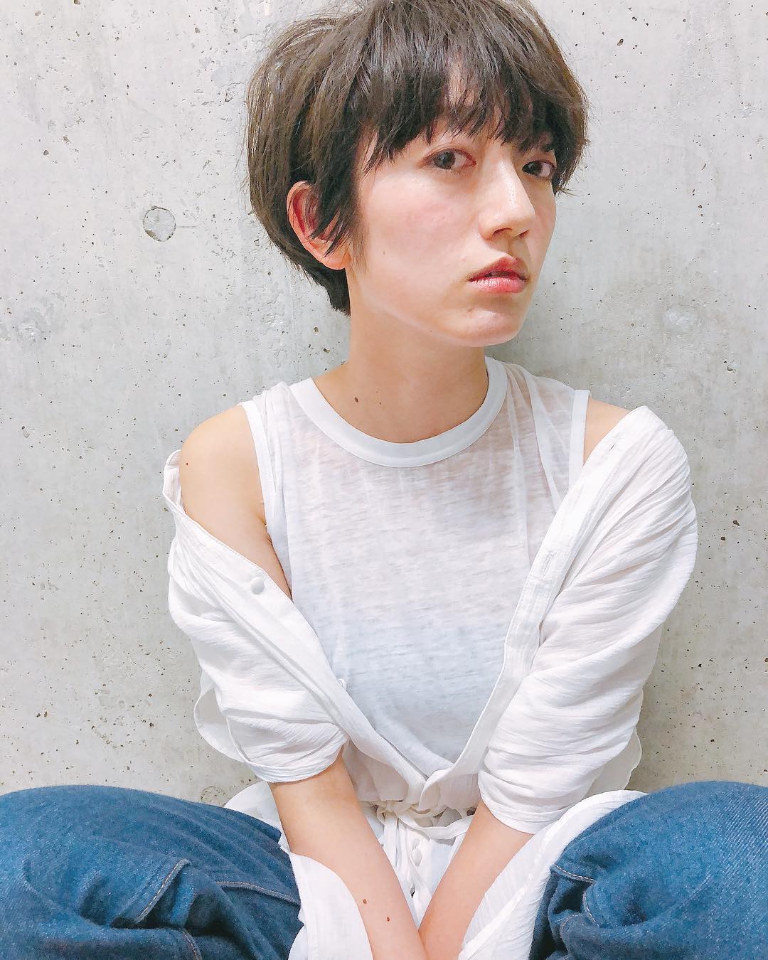 ショートカット前髪短めの女性