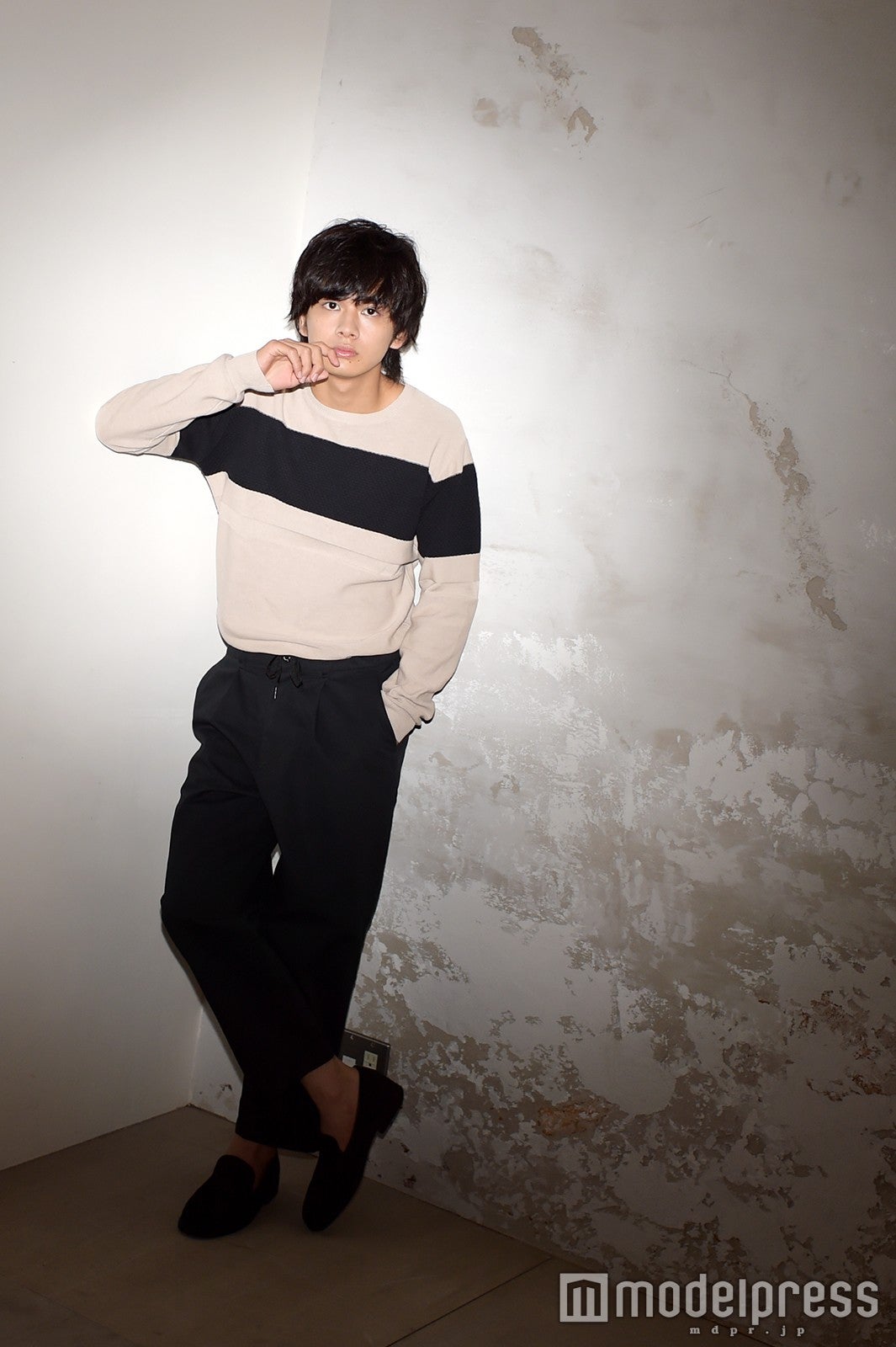 北村匠海（C）モデルプレス／ニット、パンツ、シューズ全てビーミング（ビーミング ライフストア by ビームス コクーンシティ店）／スタイリスト鴇田晋哉