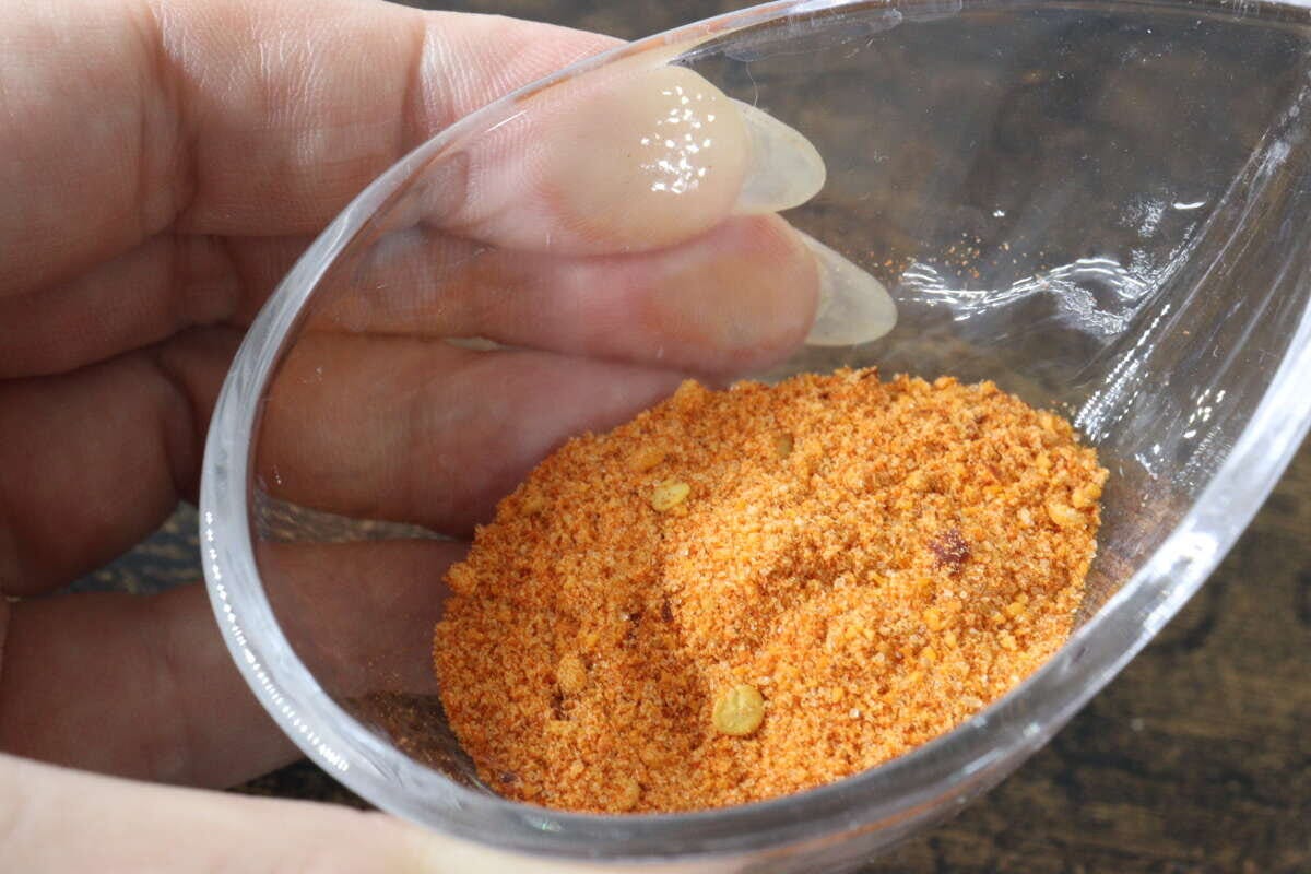 透明な小皿に出したきめ細かなオレンジ色のスパイスパウダー