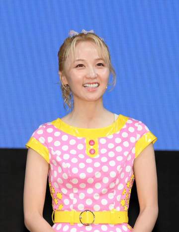 えっ、誰？！「きゃわああ」金髪が代名詞の女性シンガー 「高校生ぶり」ほぼ黒髪で別人級イメチェン 「暗いのもよく似合う♡」期間限定ニュースタイルのAmi
