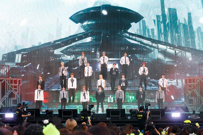 NCT(1段目左から)クン、テヨン、マーク(2段目左から)ウィンウィン、ジェヒョン、ジェミン、ユウタ(3段目左から)ロンジュン、ジョンウ、テン、チソン、ドヨン(4段目左から)ジャニー、シャオジュン、ヘチャン、ジェノ、ヤンヤン、チョンロ、ヘンドリー「NCT STADIUM LIVE ’NCT NATION : To The World-in JAPAN’」より(提供写真)
