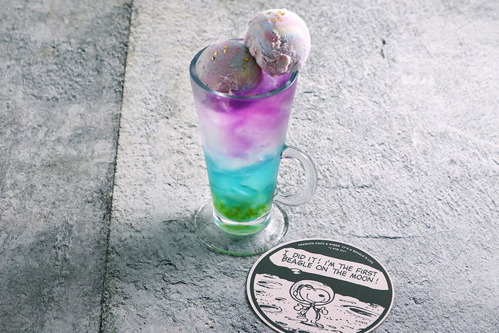 イートインは限定オリジナルコースター付（C）2019 Peanuts Worldwide LLC