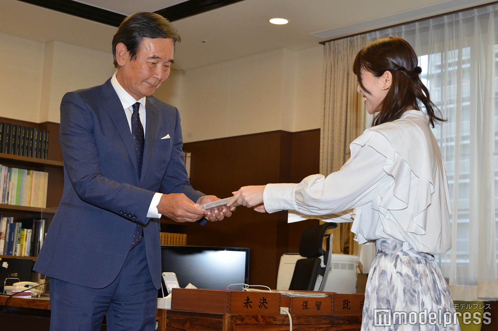 都倉俊一文化庁長官、DVDを手渡しする岩本蓮加（C）モデルプレス