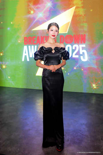 「透きとおる透明感半端ない美女さん」BD表彰式彩った美人アシスタントが話題 オフショル黒ドレス姿に「めちゃくちゃ素敵です」