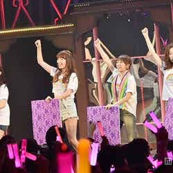 アンコールでは『AKB48（東京ver.）』披露／左から：川栄李奈、小嶋陽菜、高橋みなみ、島崎遥香