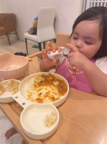 川崎希、次女・グーちゃんのやんちゃな離乳食事情「毎回床にタオルを敷いてます」