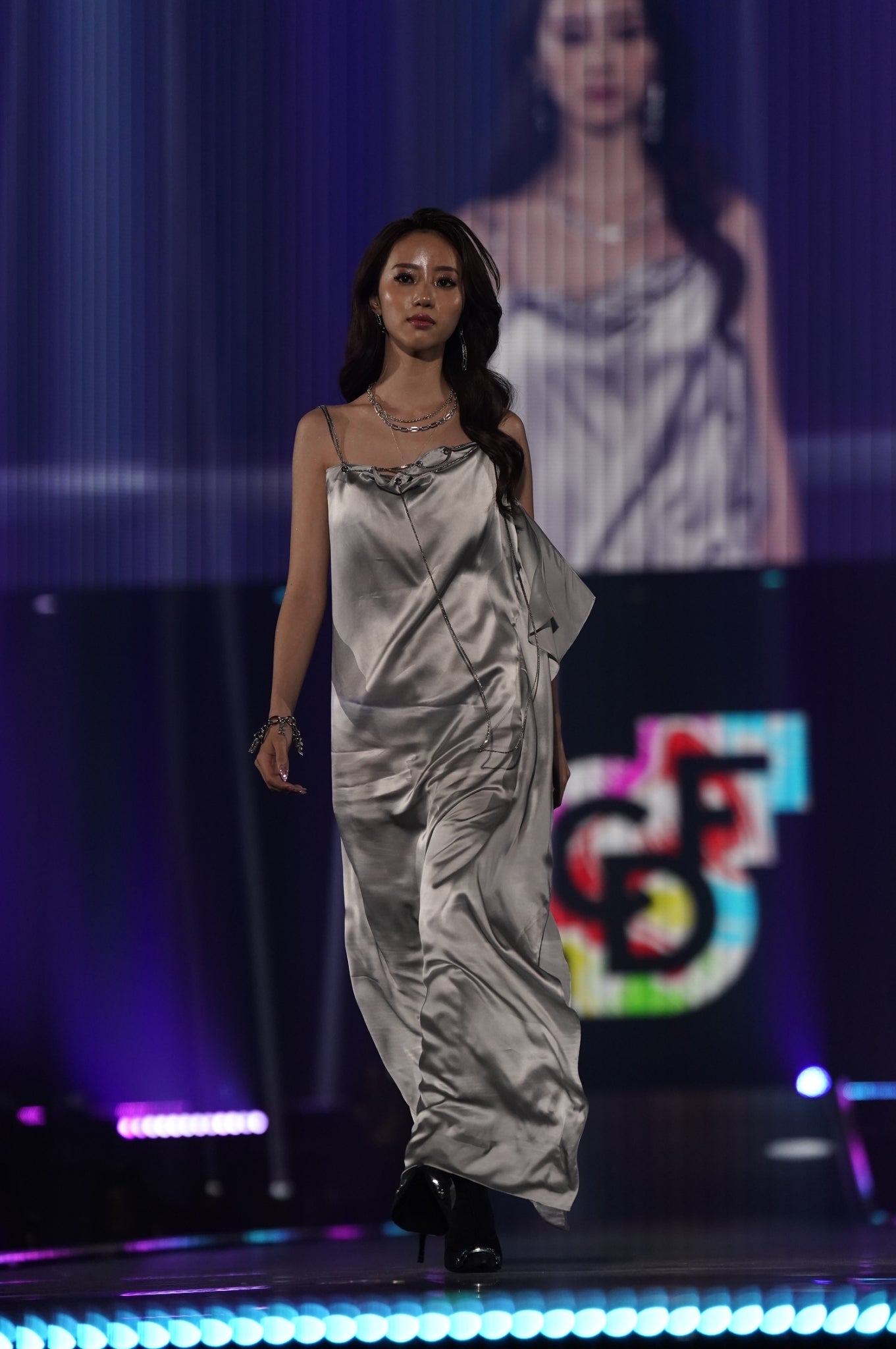 中町綾（C）上飯坂 一