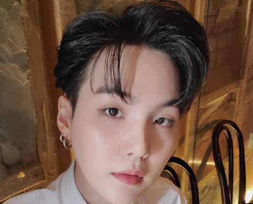 療養中のBTS・SUGA、Twitter更新にファン安堵 クールなスーツショットに歓喜