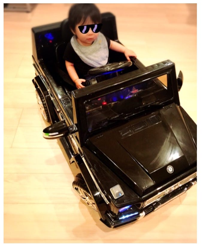 プレゼントされた車に乗る長男/吉澤ひとみ公式ブログ(Ameba)より