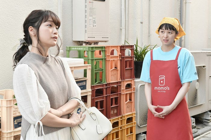 深川麻衣、清野菜名/「婚姻届に判を捺しただけですが」第2話より(C)TBS