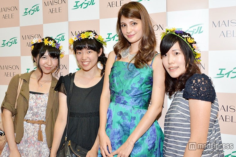 マギー（左から3番目）がファンと記念撮影／「MAISON ABLE」ブース